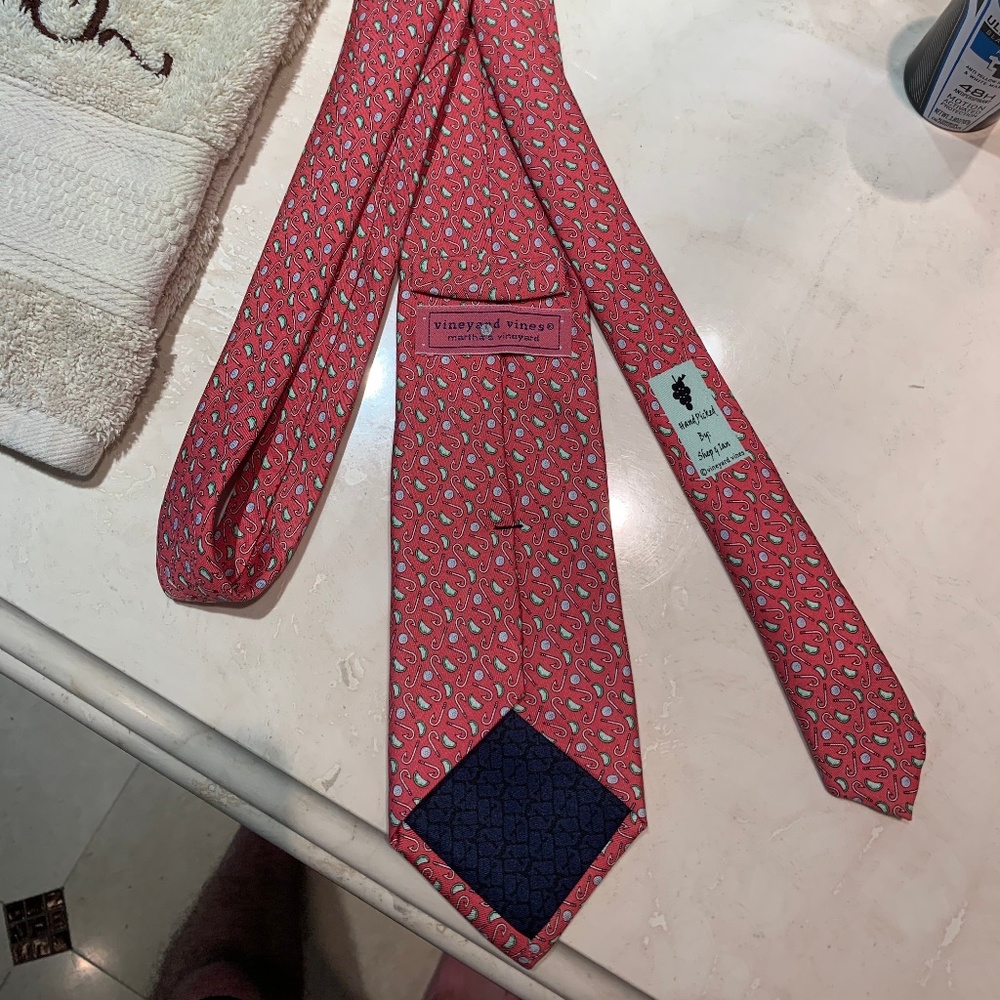 Vineyard Vines Men's Silk Fish and Hooks Tie!